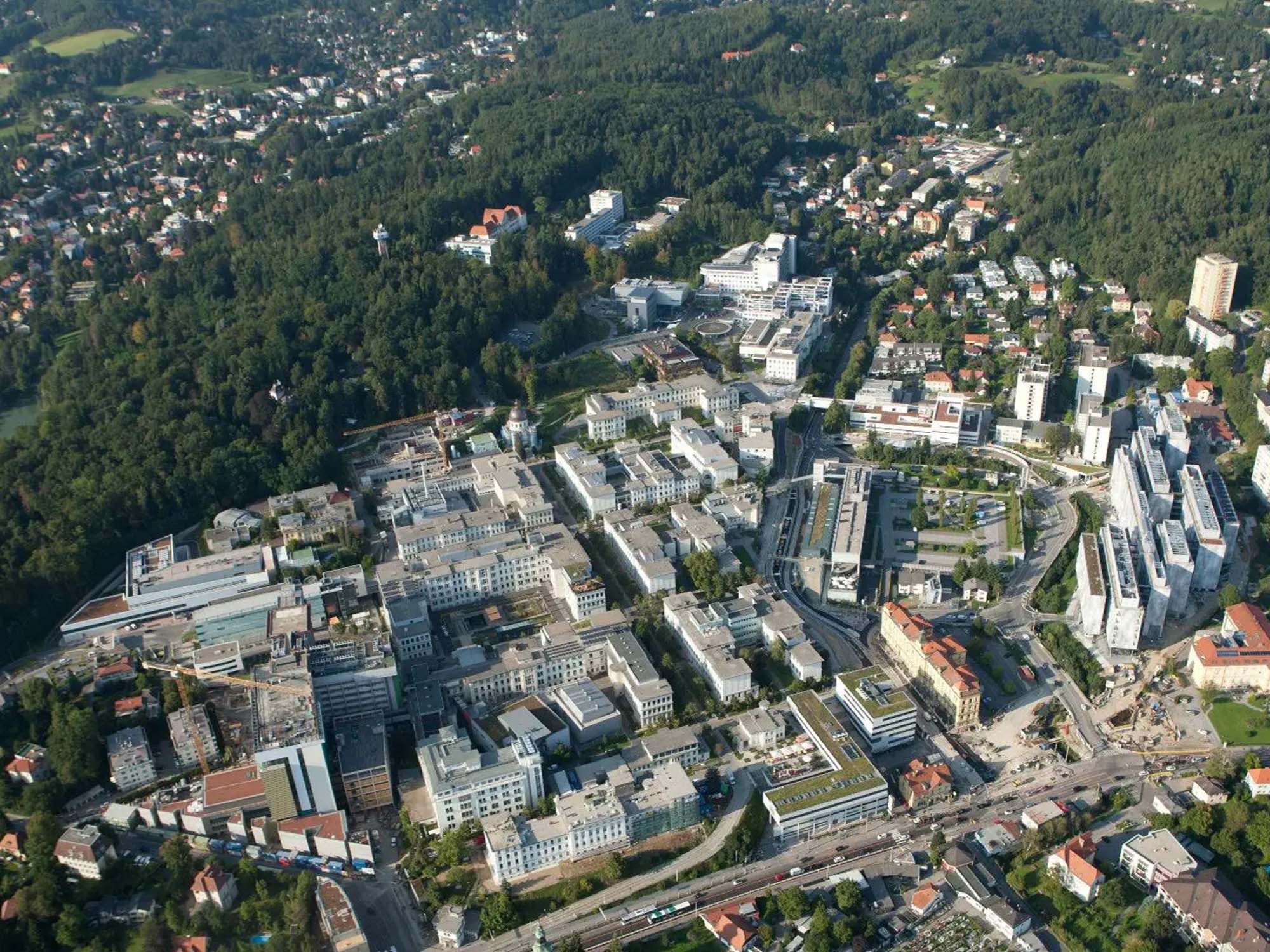 Profilbildungsprozess der Medizinischen Universität Graz: Wie schafft man eine einzigartige Identität inmitten akademischer Konformität?